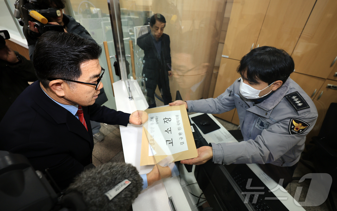 (서울=뉴스1) 김진환 기자 = 통일교 금품 수수 의혹을 받는 김규환 전 미래통합당 의원의 대리인인 장승호 씨가 22일 오후 서울 서대문구 경찰청에서 무고와 명예훼손 등 혐의로 윤 …