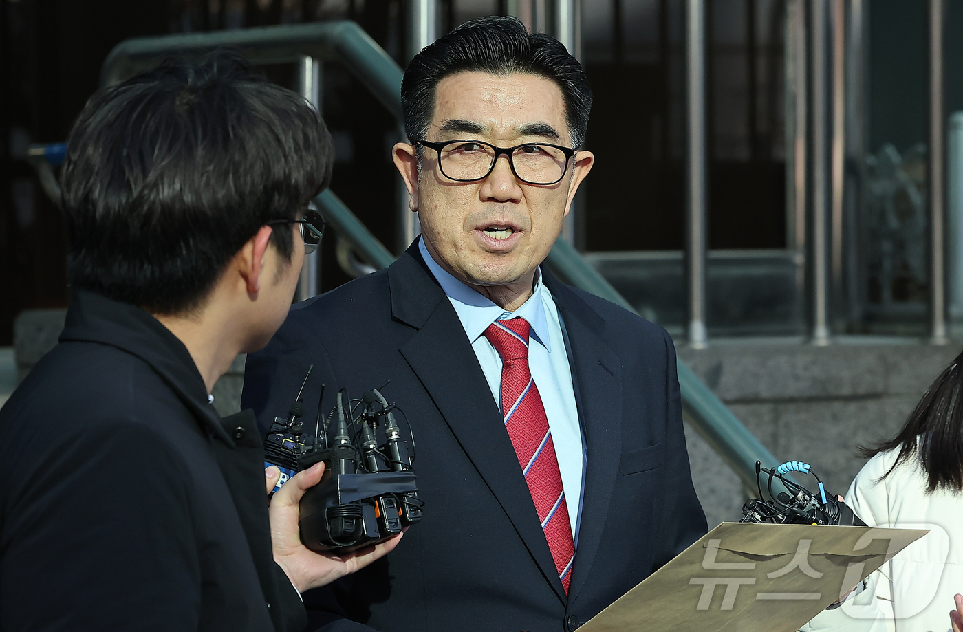 (서울=뉴스1) 김진환 기자 = 통일교 금품 수수 의혹을 받는 김규환 전 미래통합당 의원의 대리인인 장승호 씨가 22일 오후 서울 서대문구 경찰청 민원실 앞에서 열린 무고와 명예훼 …