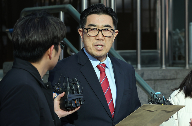 취재진 질문에 답변하는 김규환 전 의원의 대리인 장승호 씨