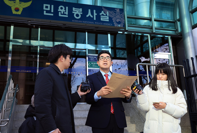 취재진 질문에 답변하는 김규환 전 의원의 대리인 장승호 씨