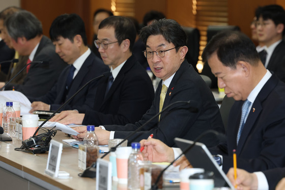 생산적 금융 대전환 3차 회의 주재하는 이억원 위원장