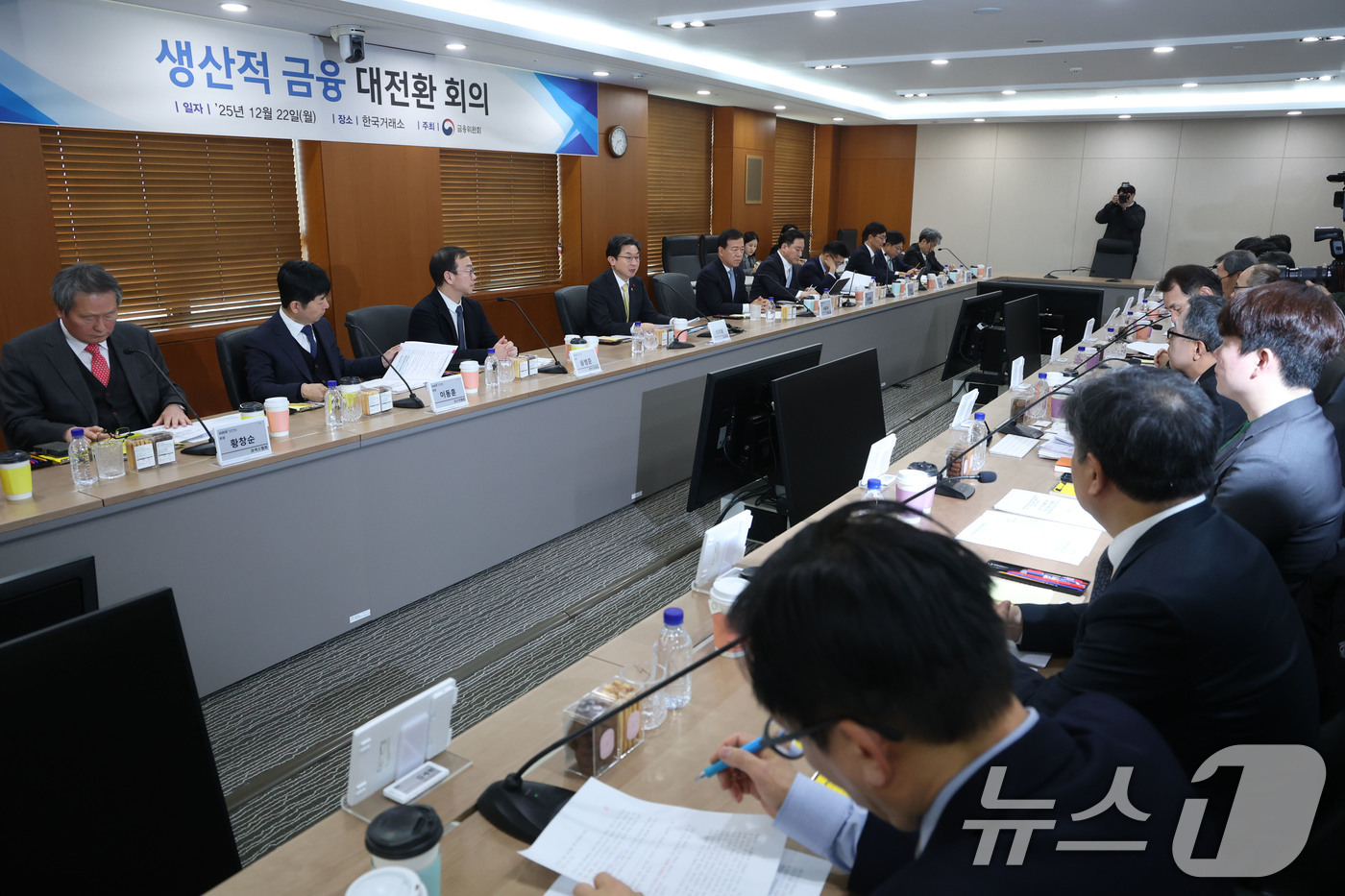 (서울=뉴스1) 이광호 기자 = 이억원 금융위원장이 22일 오후 서울 영등포구 한국거래소에서 열린 생산적 금융 대전환 3차 회의에서 발언하고 있다. 2025.12.22/뉴스1