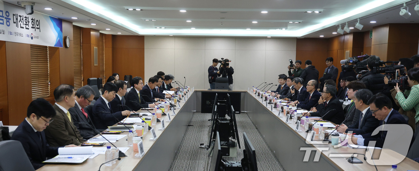 (서울=뉴스1) 이광호 기자 = 이억원 금융위원장이 22일 오후 서울 영등포구 한국거래소에서 열린 생산적 금융 대전환 3차 회의에서 발언하고 있다. 2025.12.22/뉴스1