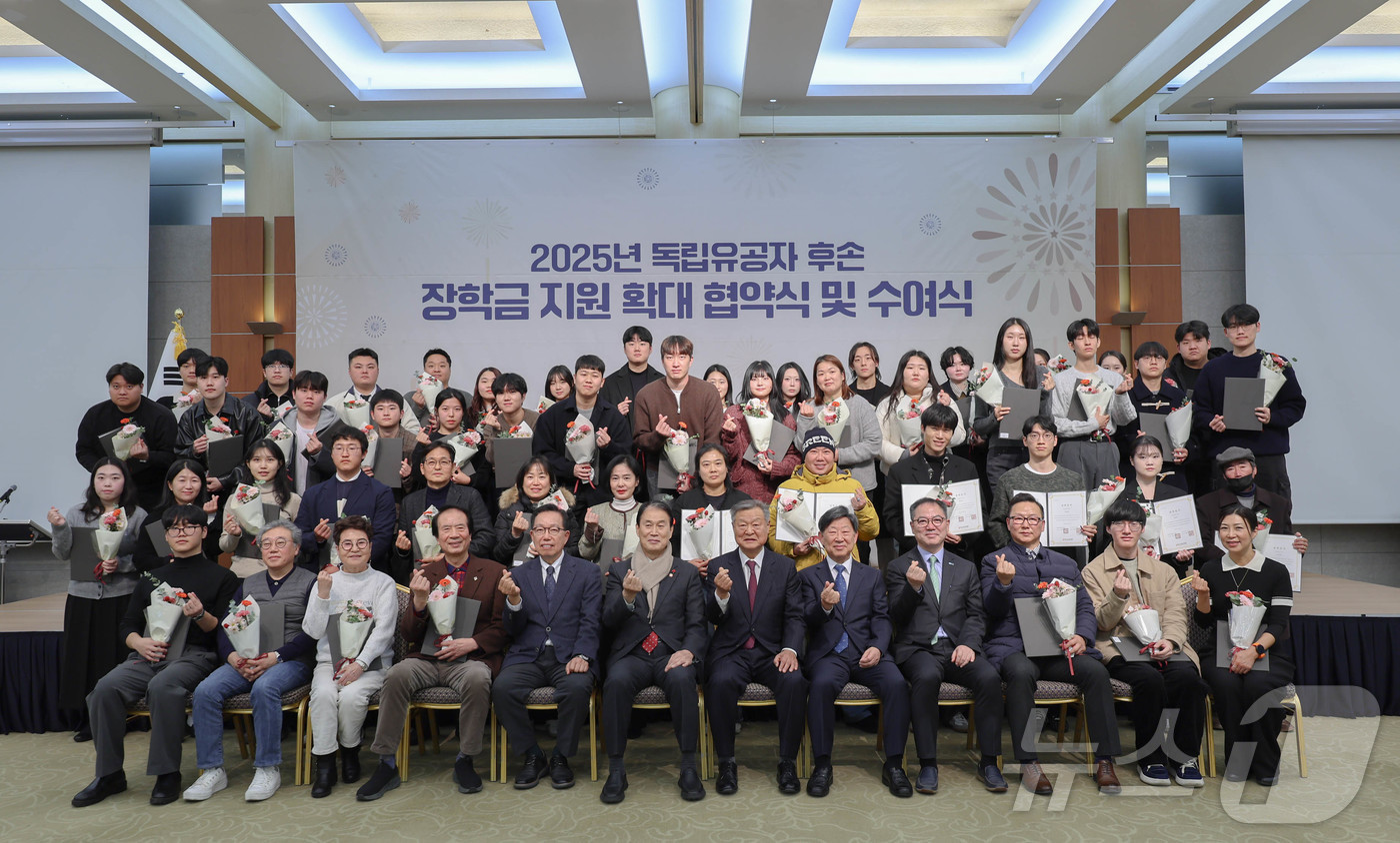 (서울=뉴스1) = 권오을 국가보훈부 장관이 22일 오전 서울시 용산구 백범김구기념관 컨벤션홀에서 열린 독립유공자 후손 장학금 업무협약 및 수여식에서 정수용 빙그레공익재단 이사장과 …