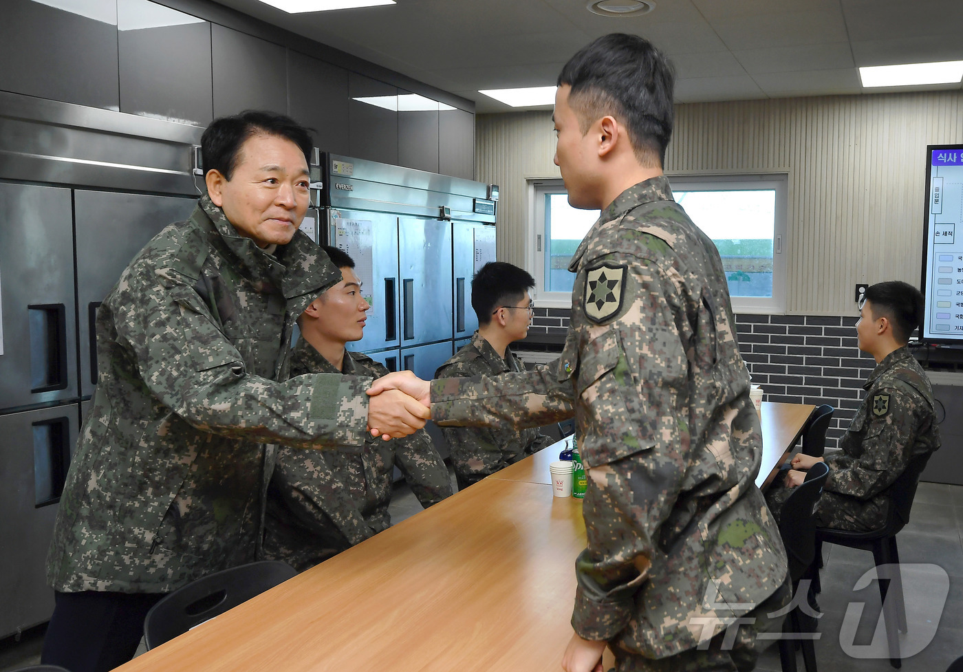 (서울=뉴스1) 국회사진기자단 = 22일 강원도 인제군 12사단 향로봉경계작전중대를 방문한 국회 성일종 국방위원장이 부대원을 격려하고 있다. 2025.12.22/뉴스1