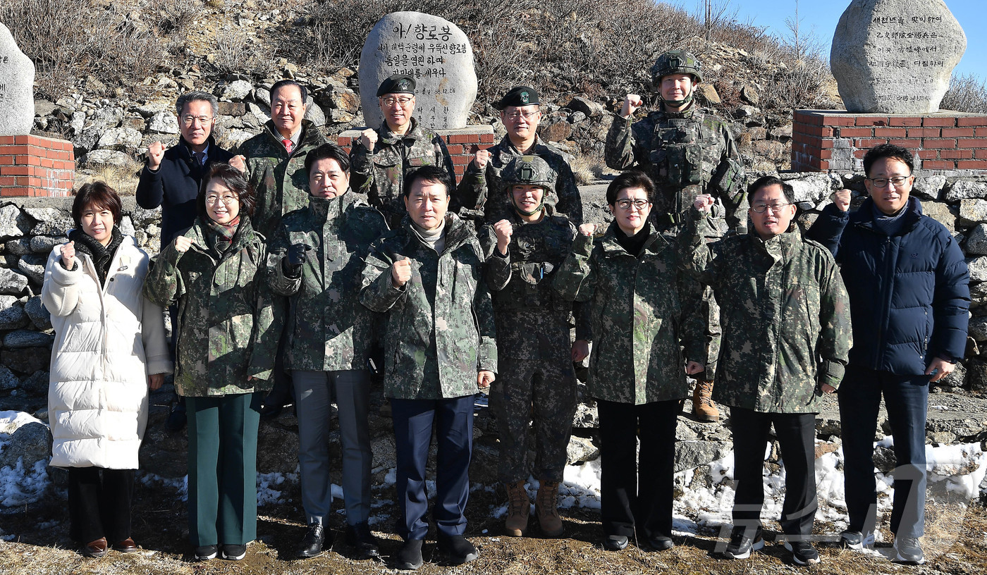 (서울=뉴스1) 국회사진기자단 = 22일 강원도 인제군 12사단 향로봉경계작전중대를 방문한 국회 성일종 국방위원장 등 국방위 의원들이 기념촬영을 하고 있다. 2025.12.22/뉴 …