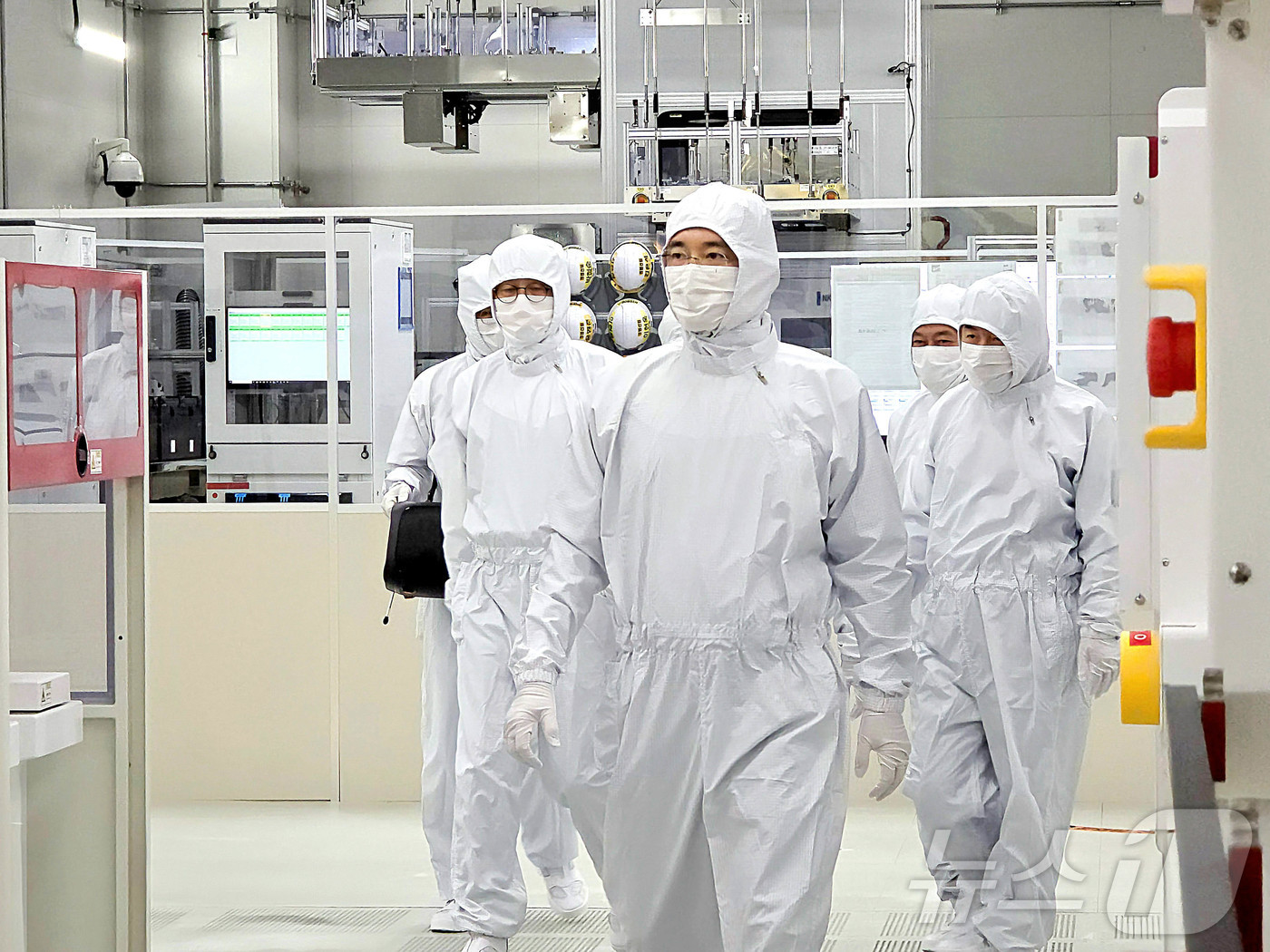 (서울=뉴스1) = 이재용 삼성전자 회장이 22일 경기 용인시 삼성전자 기흥캠퍼스 내 첨단 복합 반도체 연구개발(R&D) 센터인 NRD-K 클린룸 시설을 살펴보고 있다. (삼성전자 …