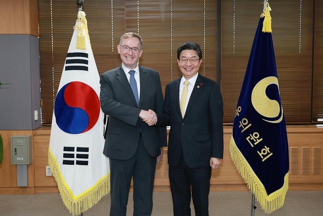 이억원 금융위원장, 주한 영국대사 면담…"경제 불확실성 대비"