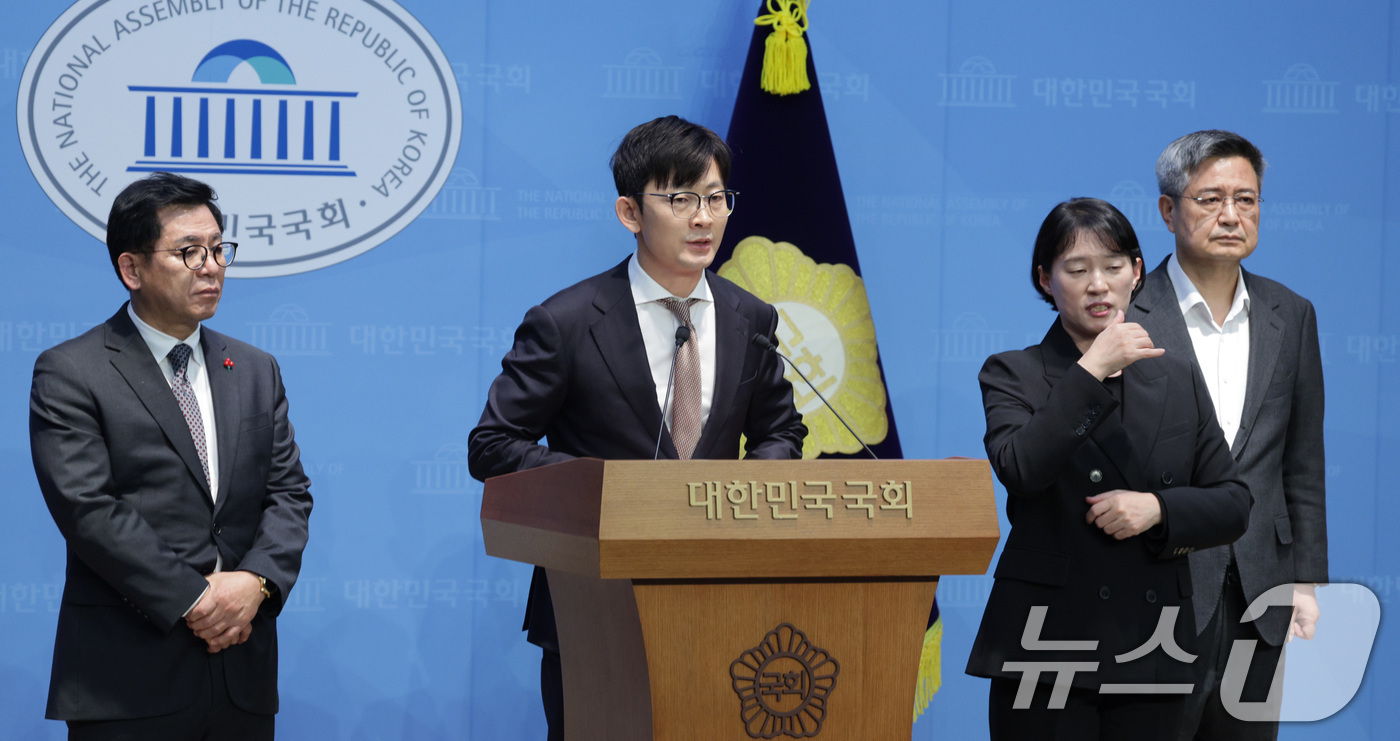 (서울=뉴스1) 신웅수 기자 = 박충권 의원을 비롯한 국민의힘 과학기술정보방송통신위원회 위원들이 22일 서울 여의도 국회 소통관에서 더불어민주당의 쿠팡 연석 청문회 추진 관련 기자 …