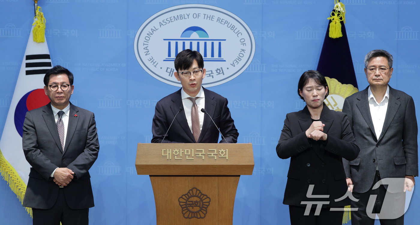 (서울=뉴스1) 신웅수 기자 = 박충권 의원을 비롯한 국민의힘 과학기술정보방송통신위원회 위원들이 22일 서울 여의도 국회 소통관에서 더불어민주당의 쿠팡 연석 청문회 추진 관련 기자 …