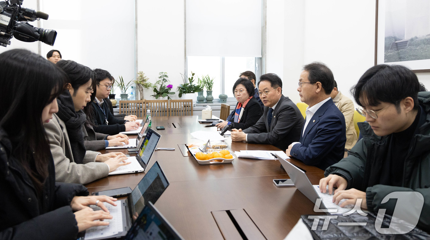 (서울=뉴스1) 이승배 기자 = 허영 더불어민주당 원내정책수석부대표가 22일 서울 여의도 국회에서 열린 ’쿠팡 연석 청문회‘ 관련 기자 간담회에서 발언하고 있다. 2025.12.2 …