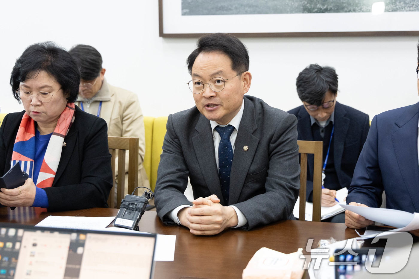 (서울=뉴스1) 이승배 기자 = 허영 더불어민주당 원내정책수석부대표가 22일 서울 여의도 국회에서 열린 ’쿠팡 연석 청문회‘ 관련 기자 간담회에서 발언하고 있다. 2025.12.2 …