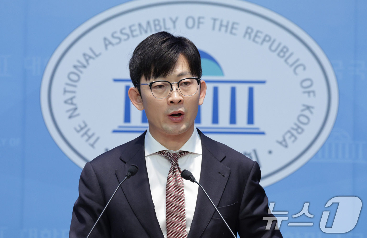 (서울=뉴스1) 신웅수 기자 = 과학기술정보방송통신위원회 소속 박충권 국민의힘 의원이 22일 서울 여의도 국회 소통관에서 더불어민주당의 쿠팡 연석 청문회 추진 관련 기자회견을 하고 …