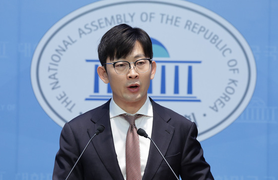 기자회견하는 박충권