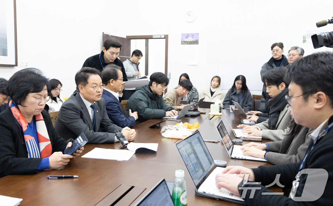 (서울=뉴스1) 이승배 기자 = 허영 더불어민주당 원내정책수석부대표가 22일 서울 여의도 국회에서 열린 ’쿠팡 연석 청문회‘ 관련 기자 간담회에서 발언하고 있다. 2025.12.2 …