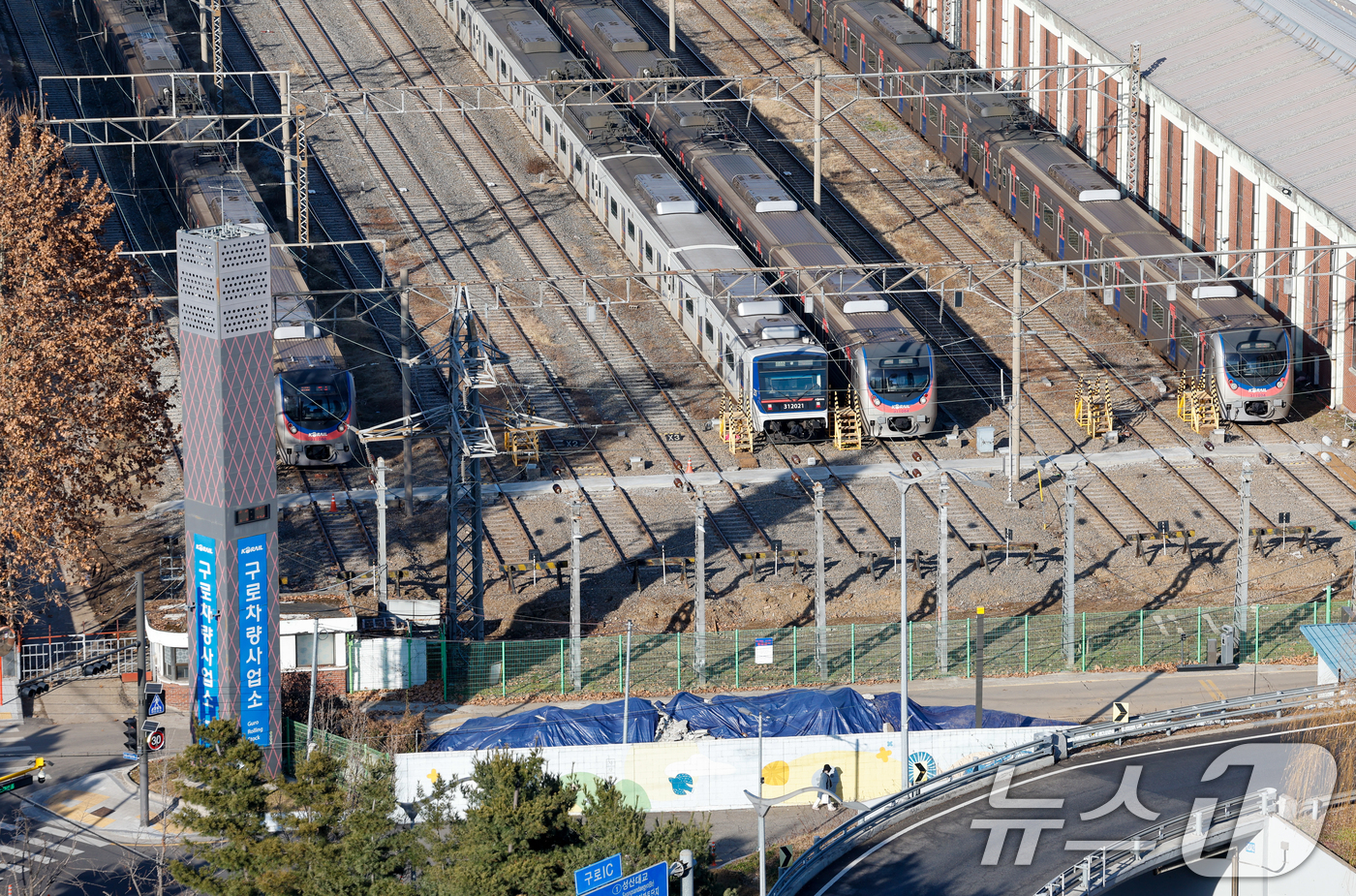 (서울=뉴스1) 안은나 기자 = 성과급 정상화를 요구하는 전국철도노동조합(철도노조)의 총파업을 하루 앞둔 22일 서울 구로구 한국철도공사 구로차량사업소 인근에 열차가 이동하고 있다 …