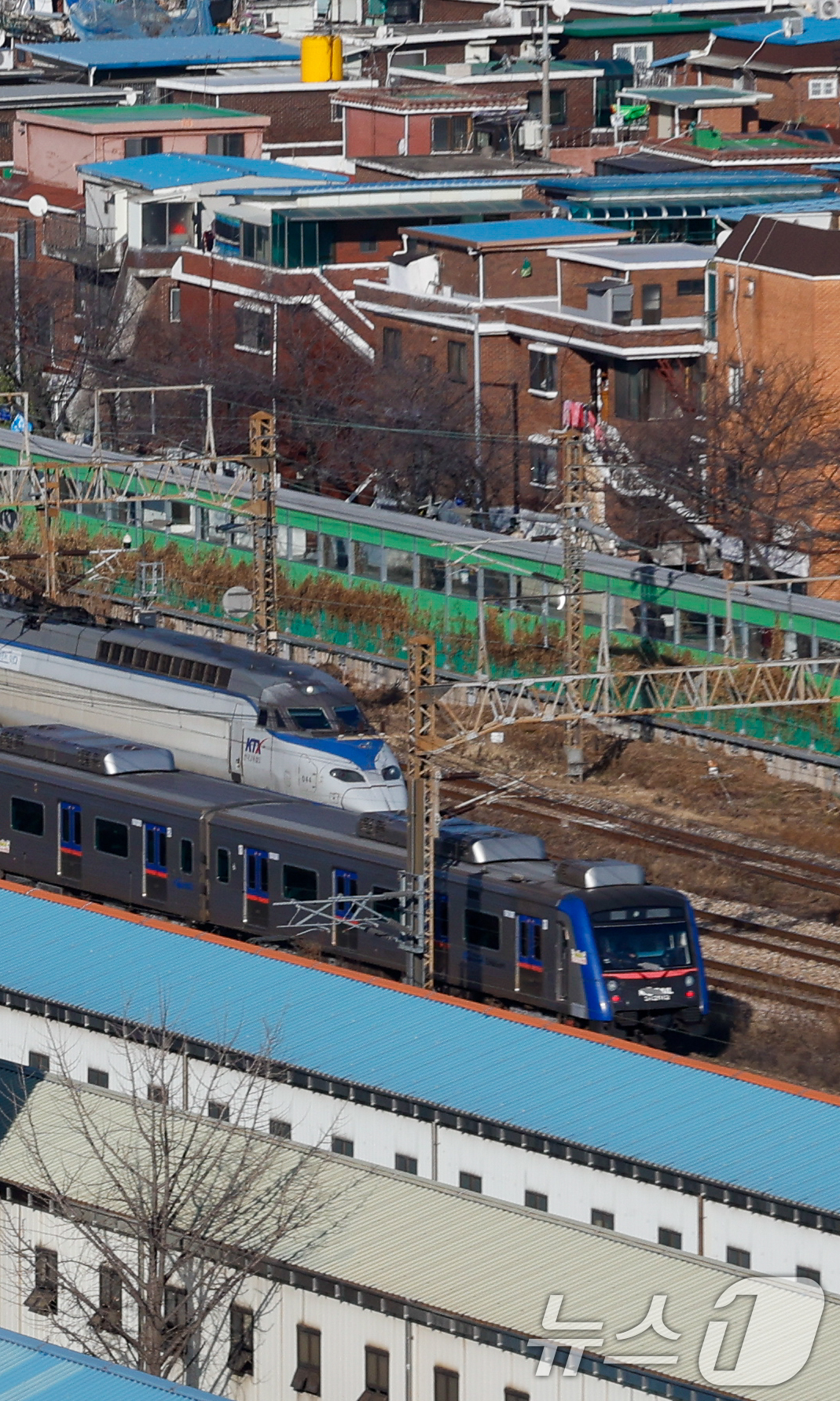 (서울=뉴스1) 안은나 기자 = 성과급 정상화를 요구하는 전국철도노동조합(철도노조)의 총파업을 하루 앞둔 22일 서울 구로구 한국철도공사 구로차량사업소 인근에 열차가 이동하고 있다 …