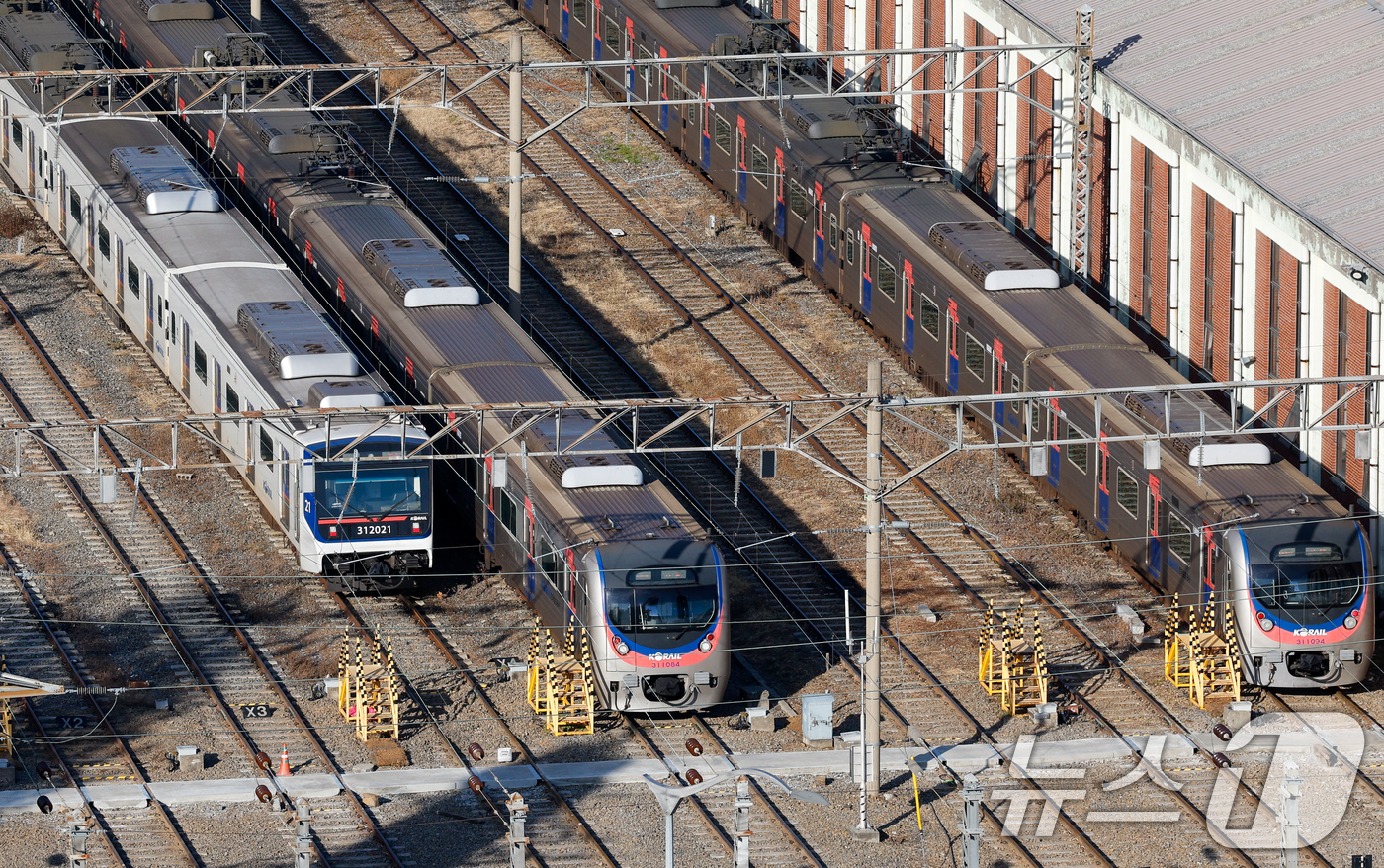 (서울=뉴스1) 안은나 기자 = 성과급 정상화를 요구하는 전국철도노동조합(철도노조)의 총파업을 하루 앞둔 22일 서울 구로구 한국철도공사 구로차량사업소에 열차가 이동하고 있다.한국 …