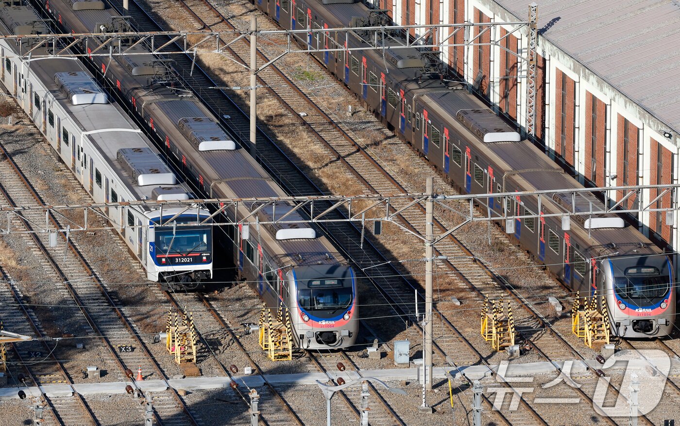본문 이미지 - 성과급 정상화를 요구하는 전국철도노동조합(철도노조)의 총파업을 하루 앞둔 22일 서울 구로구 한국철도공사 구로차량사업소에 열차가 이동하고 있다.2025.12.22/뉴스1 ⓒ News1 안은나 기자