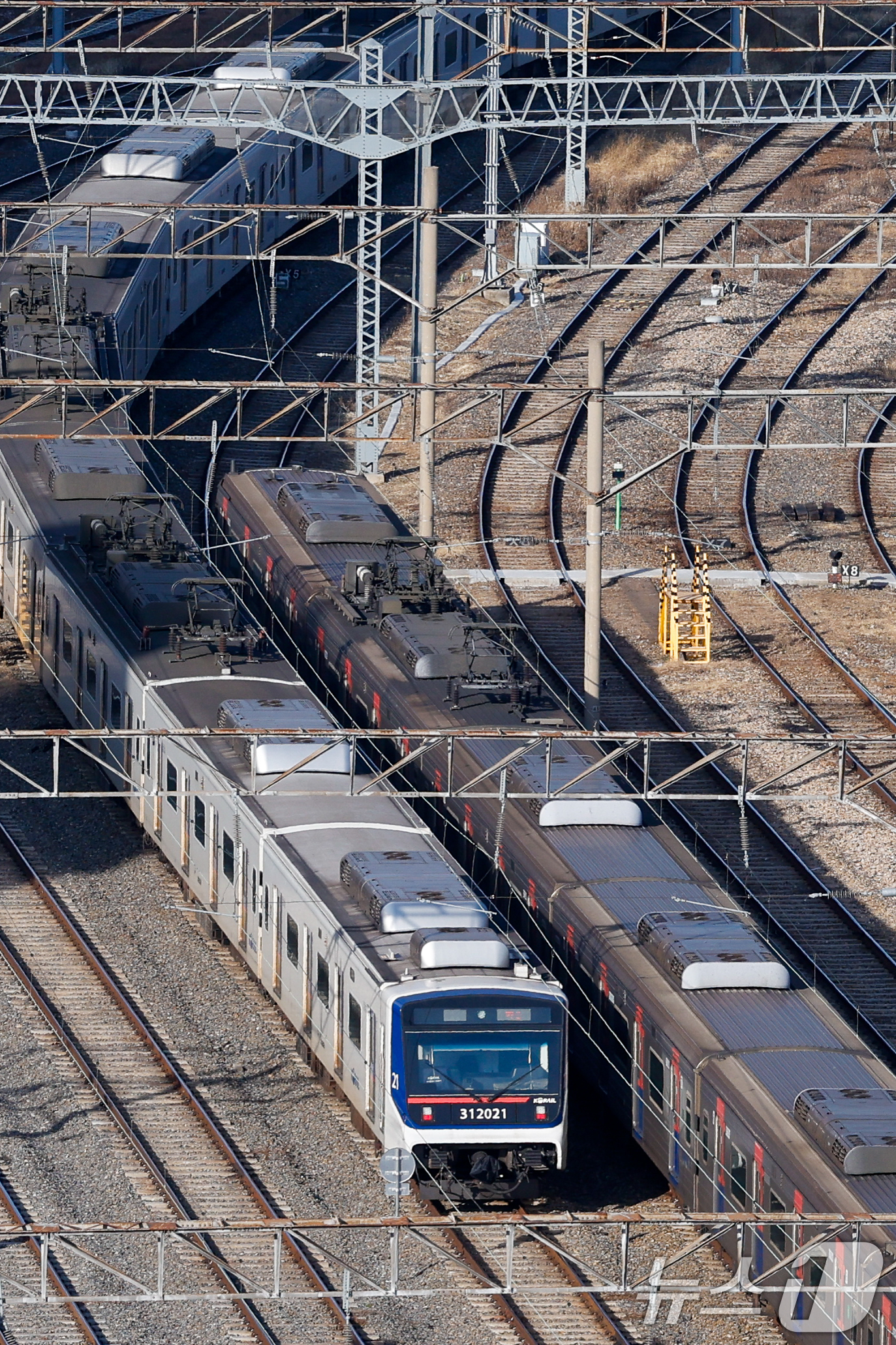 (서울=뉴스1) 안은나 기자 = 성과급 정상화를 요구하는 전국철도노동조합(철도노조)의 총파업을 하루 앞둔 22일 서울 구로구 한국철도공사 구로차량사업소에 열차가 이동하고 있다.한국 …