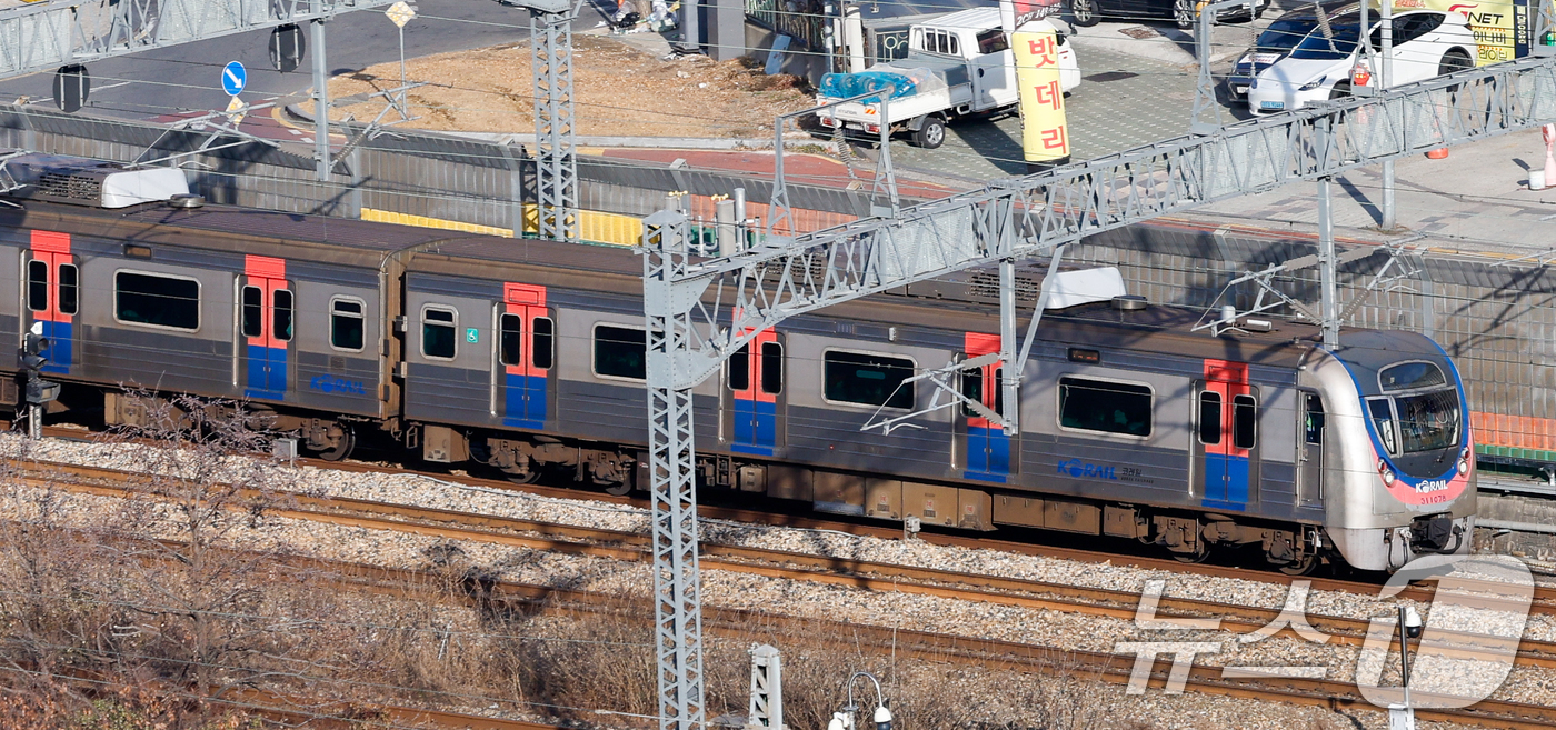 (서울=뉴스1) 안은나 기자 = 성과급 정상화를 요구하는 전국철도노동조합(철도노조)의 총파업을 하루 앞둔 22일 서울 구로구 한국철도공사 구로차량사업소 인근에 열차가 이동하고 있다 …