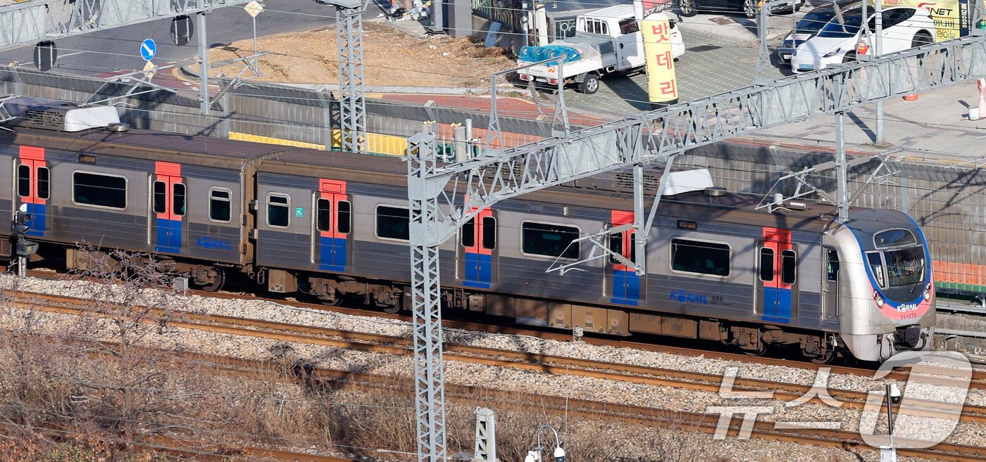 본문 이미지 - 성과급 정상화를 요구하는 전국철도노동조합(철도노조)의 총파업을 하루 앞둔 22일 서울 구로구 한국철도공사 구로차량사업소 인근에 열차가 이동하고 있다.  2025.12.22/뉴스1 ⓒ News1 안은나 기자