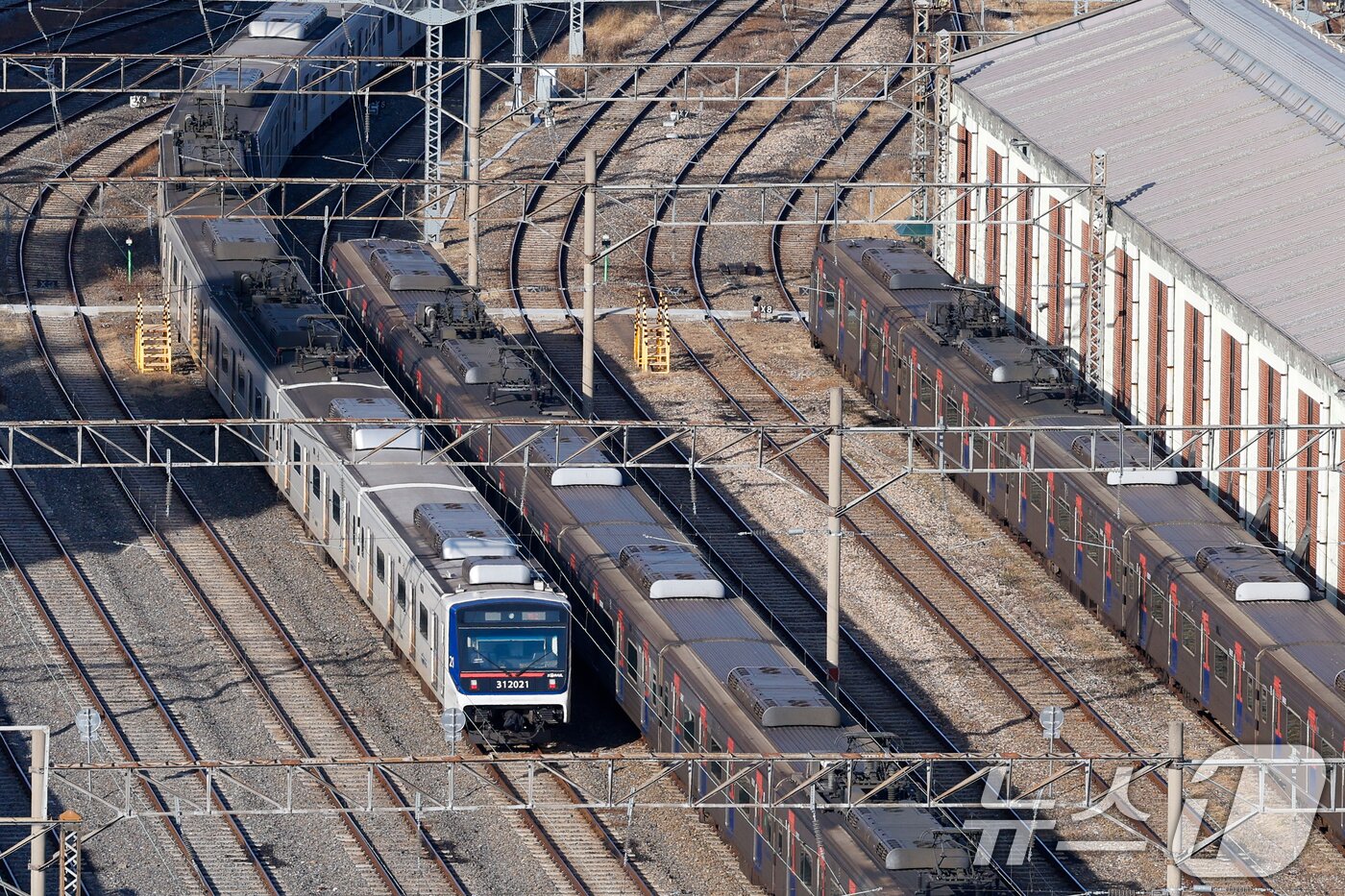 본문 이미지 - 지난 22일 서울 구로구 한국철도공사 구로차량사업소에 열차가 이동하고 있다.  2025.12.22/뉴스1 ⓒ News1 안은나 기자