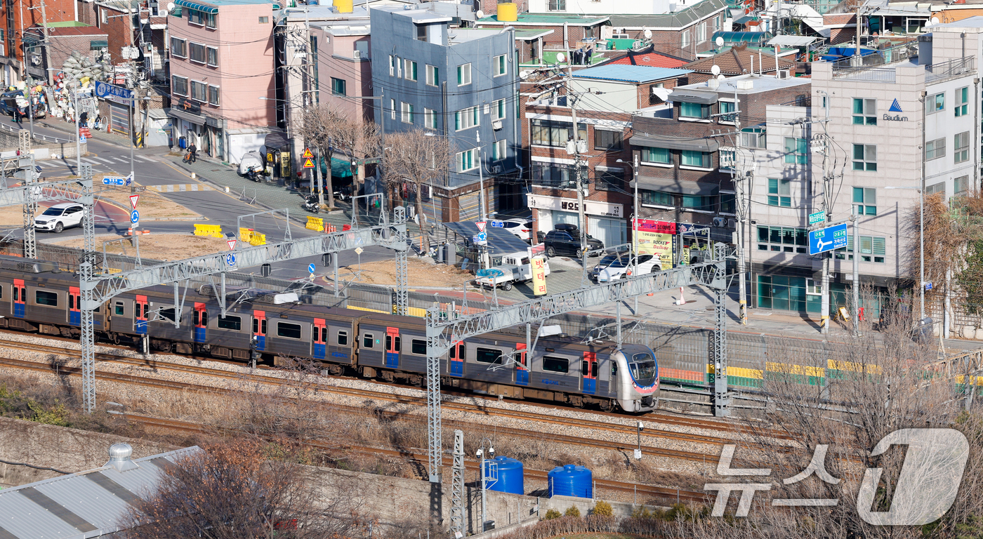 (서울=뉴스1) 안은나 기자 = 성과급 정상화를 요구하는 전국철도노동조합(철도노조)의 총파업을 하루 앞둔 22일 서울 구로구 한국철도공사 구로차량사업소 인근에 열차가 이동하고 있다 …