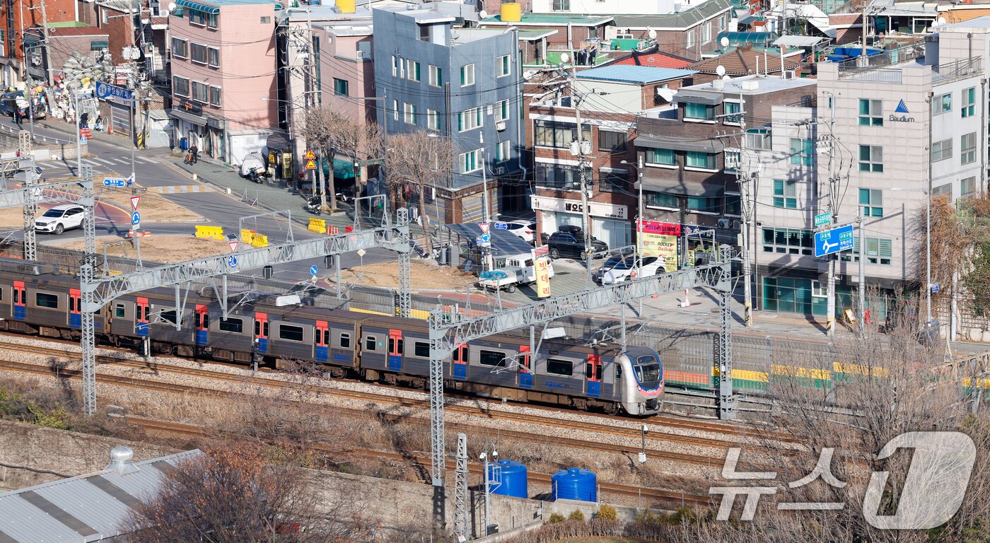 본문 이미지 - 성과급 정상화를 요구하는 전국철도노동조합(철도노조)의 총파업을 하루 앞둔 22일 서울 구로구 한국철도공사 구로차량사업소 인근에 열차가 이동하고 있다. 2025.12.22/뉴스1 ⓒ News1 안은나 기자