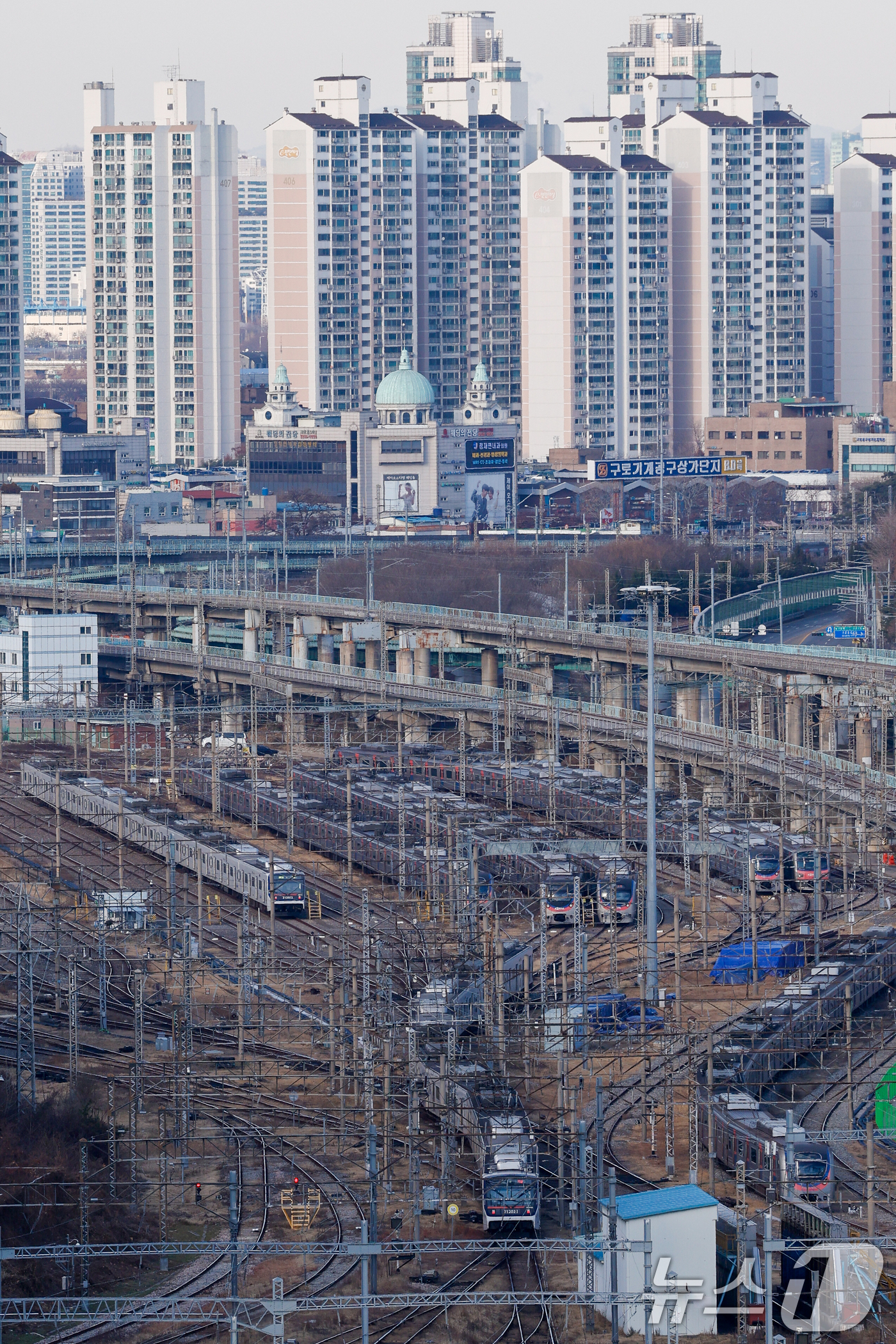 (서울=뉴스1) 안은나 기자 = 성과급 정상화를 요구하는 전국철도노동조합(철도노조)의 총파업을 하루 앞둔 22일 서울 구로구 한국철도공사 구로차량사업소에 열차가 이동하고 있다.한국 …