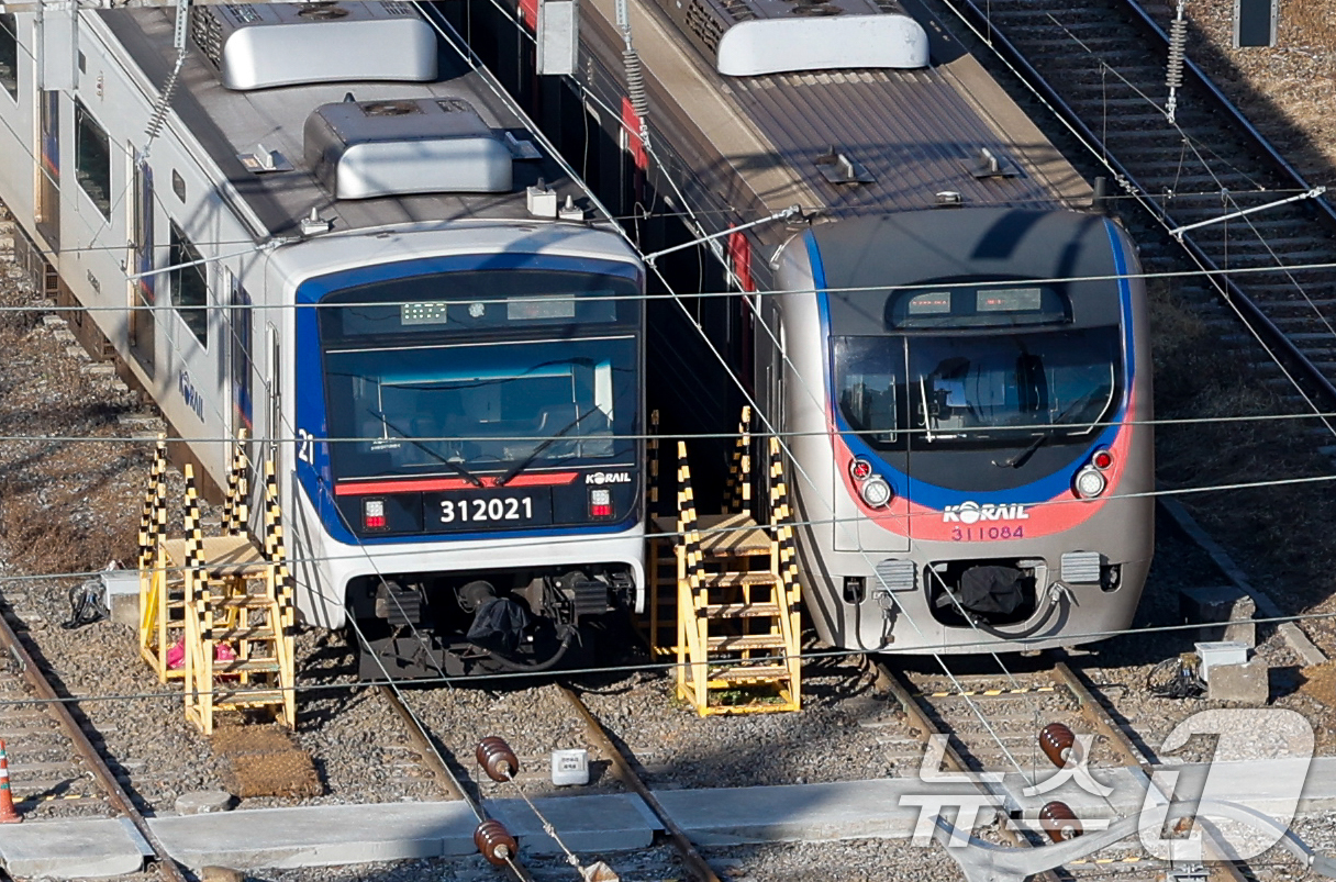 (서울=뉴스1) 안은나 기자 = 성과급 정상화를 요구하는 전국철도노동조합(철도노조)의 총파업을 하루 앞둔 22일 서울 구로구 한국철도공사 구로차량사업소 인근에 열차가 이동하고 있다 …