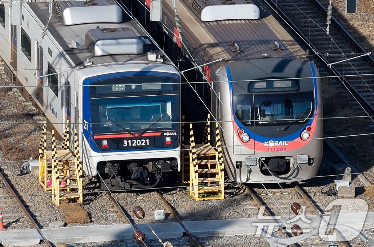 본문 이미지 - 성과급 정상화를 요구하는 전국철도노동조합(철도노조)의 총파업을 하루 앞둔 22일 서울 구로구 한국철도공사 구로차량사업소 인근에 열차가 이동하고 있다. 2025.12.22/뉴스1 ⓒ News1 안은나 기자