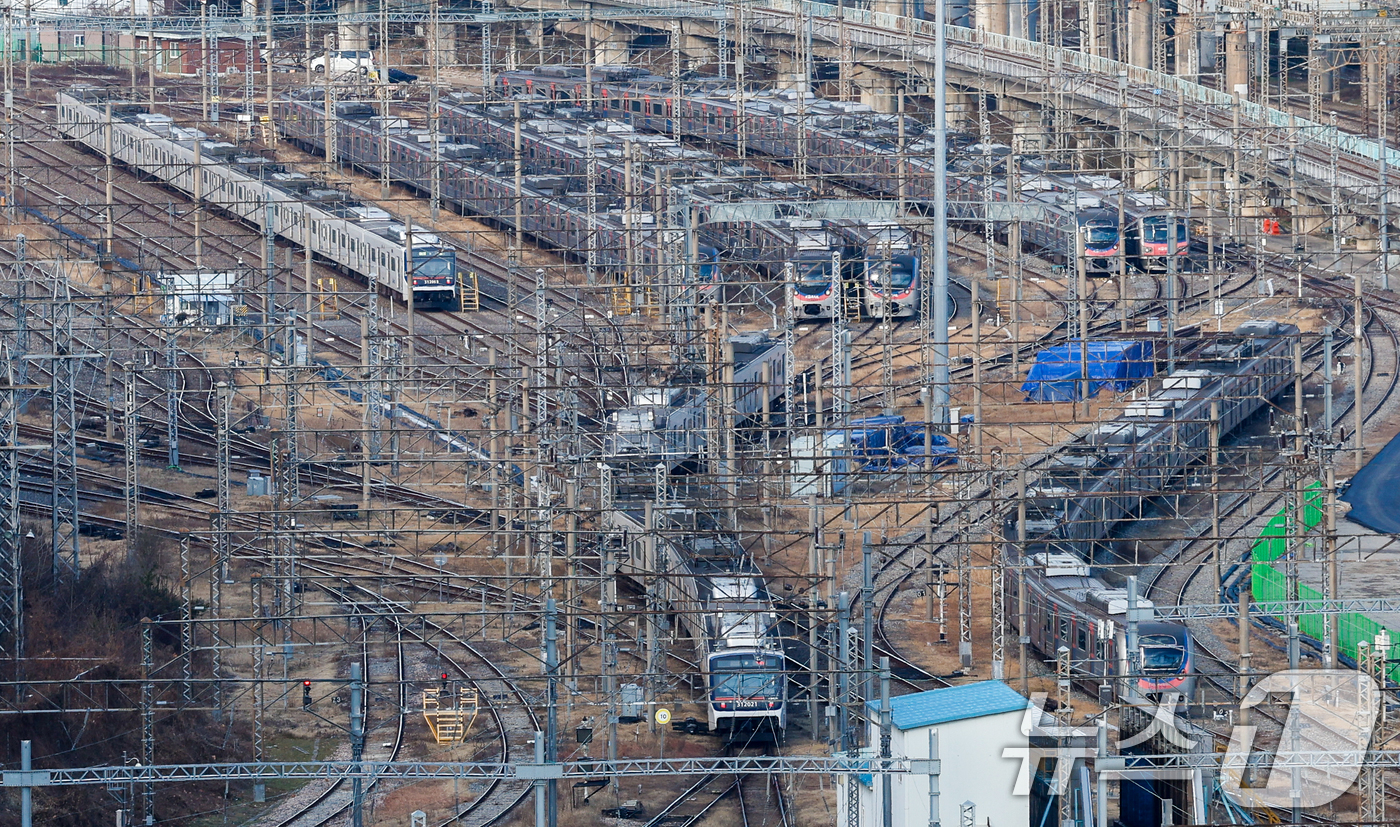 (서울=뉴스1) 안은나 기자 = 성과급 정상화를 요구하는 전국철도노동조합(철도노조)의 총파업을 하루 앞둔 22일 서울 구로구 한국철도공사 구로차량사업소에 열차가 이동하고 있다.한국 …