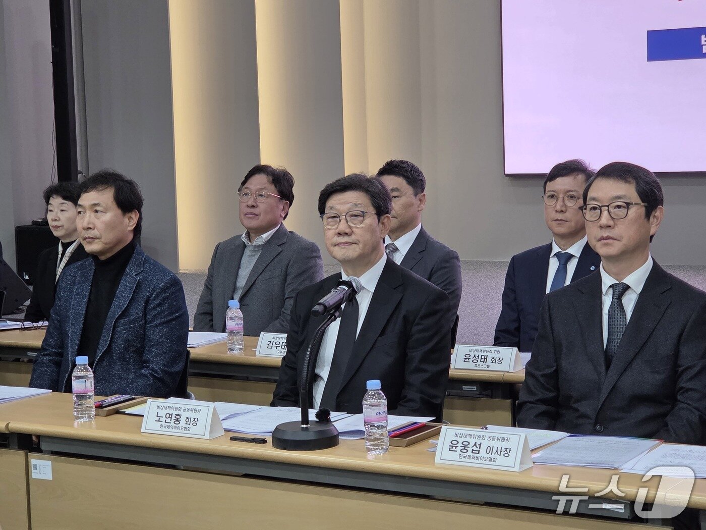 본문 이미지 - 노연홍 비대위 공동위원장(한국제약바이오협회장)(가운데)과 윤웅섭 비대위 공동위원장(한국제약바이오협회 이사장, 일동제약 대표)이 기자회견에 나서고 있다. 2025. 12. 22/뉴스1 황진중 기자