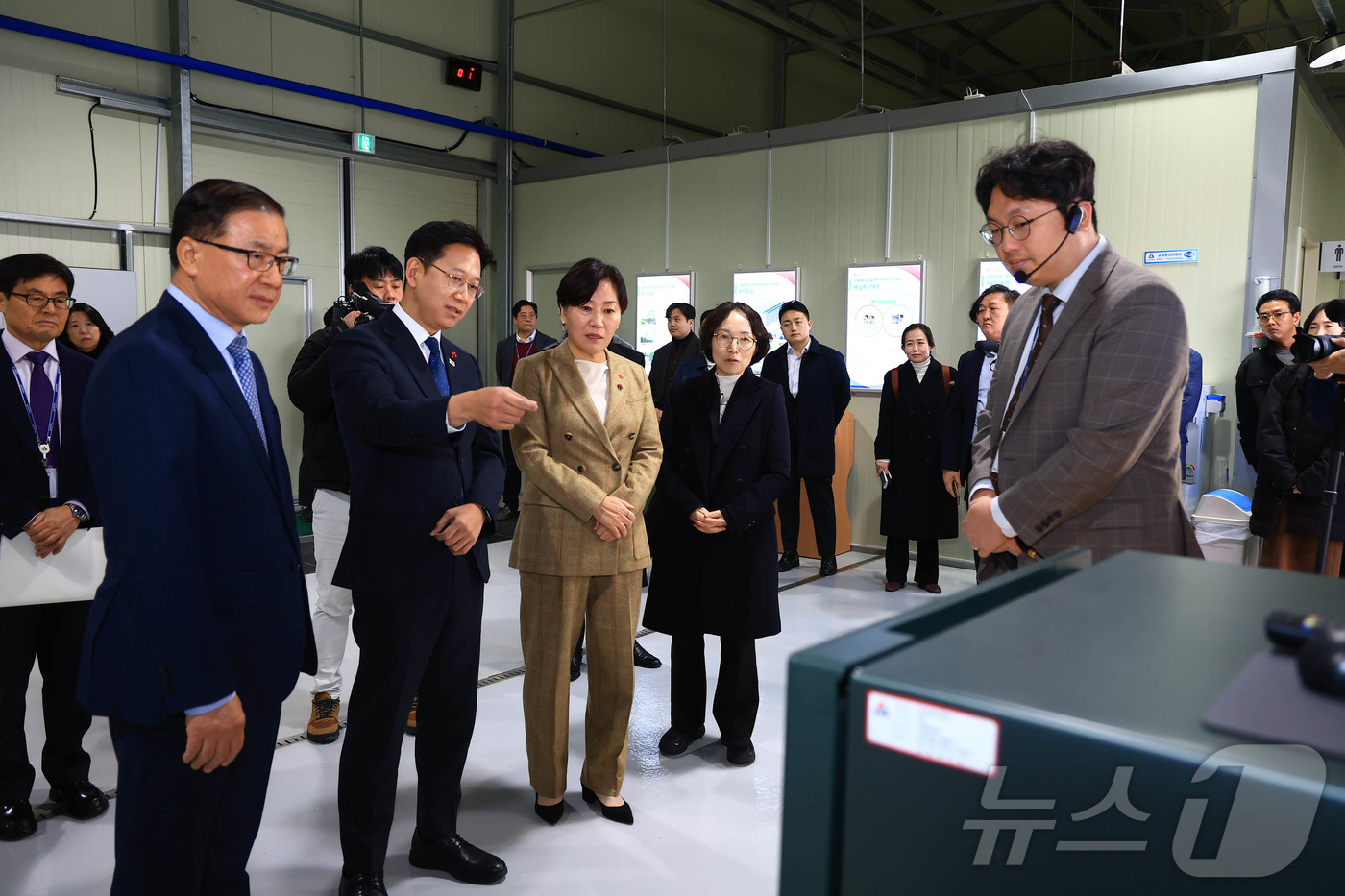 (서울=뉴스1) = 배경훈 부총리 겸 과학기술정보통신부 장관과 송미령 농림축산식품부 장관이 22일 오전 충청남도 천안시 연암대학교를 방문해 스마트팜 및 그린테크이노베이션센터에서 농 …