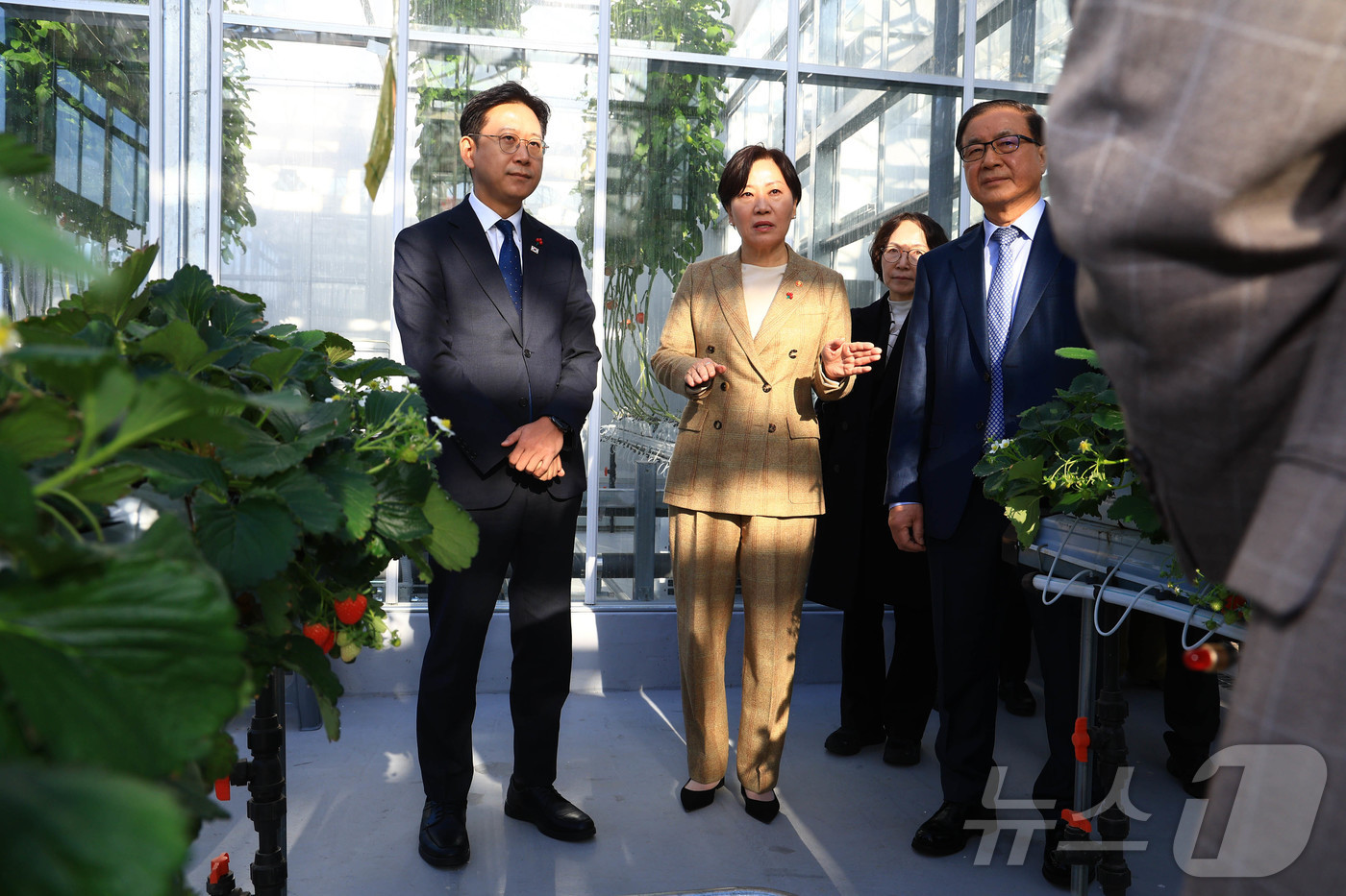 (서울=뉴스1) = 배경훈 부총리 겸 과학기술정보통신부 장관과 송미령 농림축산식품부 장관이 22일 오전 충청남도 천안시 연암대학교를 방문해 스마트팜 및 그린테크이노베이션센터에서 농 …