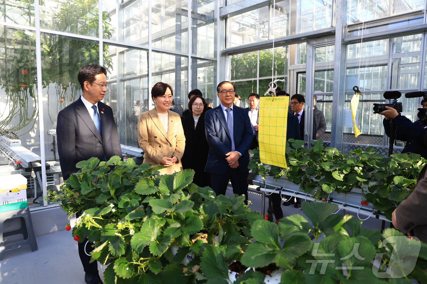 (서울=뉴스1) = 배경훈 부총리 겸 과학기술정보통신부 장관과 송미령 농림축산식품부 장관이 22일 오전 충청남도 천안시 연암대학교를 방문해 스마트팜 및 그린테크이노베이션센터에서 농 …