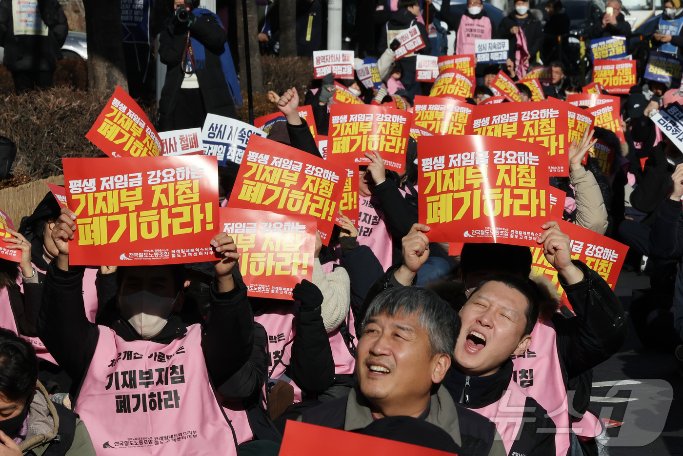 (서울=뉴스1) 황기선 기자 = 민주노총 전국철도노조 코레일네트웍스지부, 철도고객센터지부 소속 조합원들이 22일 오후 서울 용산구 코레일네트웍스 본사 앞에서 총파업 결의대회를 갖고 …