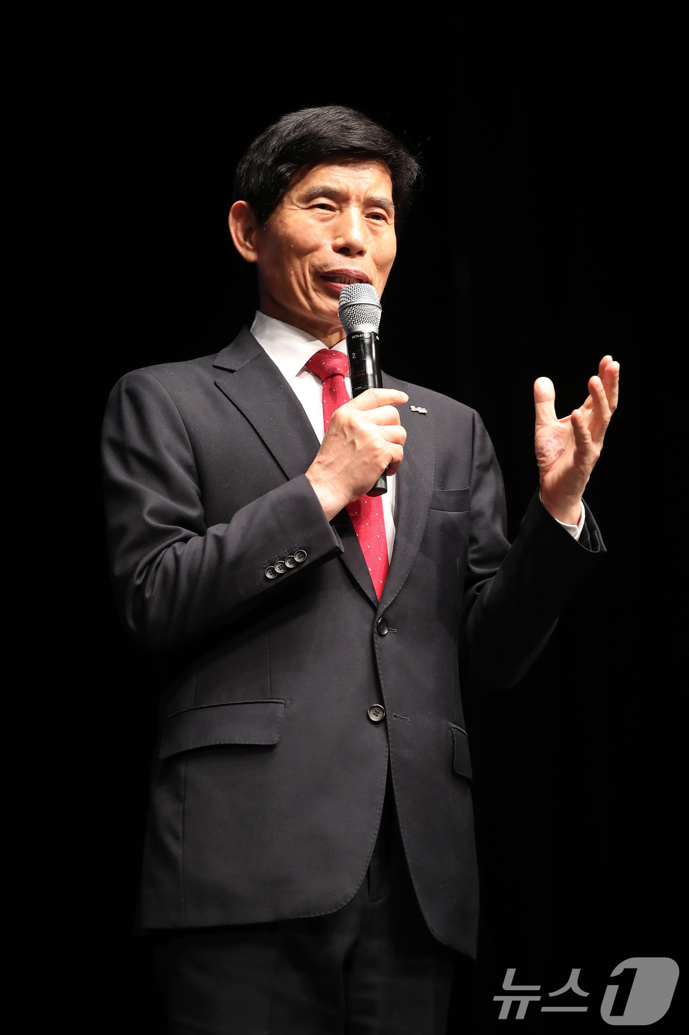 (대구=뉴스1) 공정식 기자 = 22일 오후 대구 달서구 달서아트센터에서 열린 '제18회 달서구민의 날 축하 한마당' 행사에서 이태훈 달서구청장이 기념사를 하고 있다. 2025.1 …