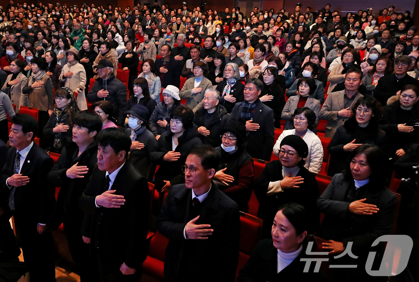 (대구=뉴스1) 공정식 기자 = 22일 오후 대구 달서구 달서아트센터에서 열린 '제18회 달서구민의 날 축하 한마당' 행사에 참석한 주민들이 국민의례를 하고 있다. 2025.12. …
