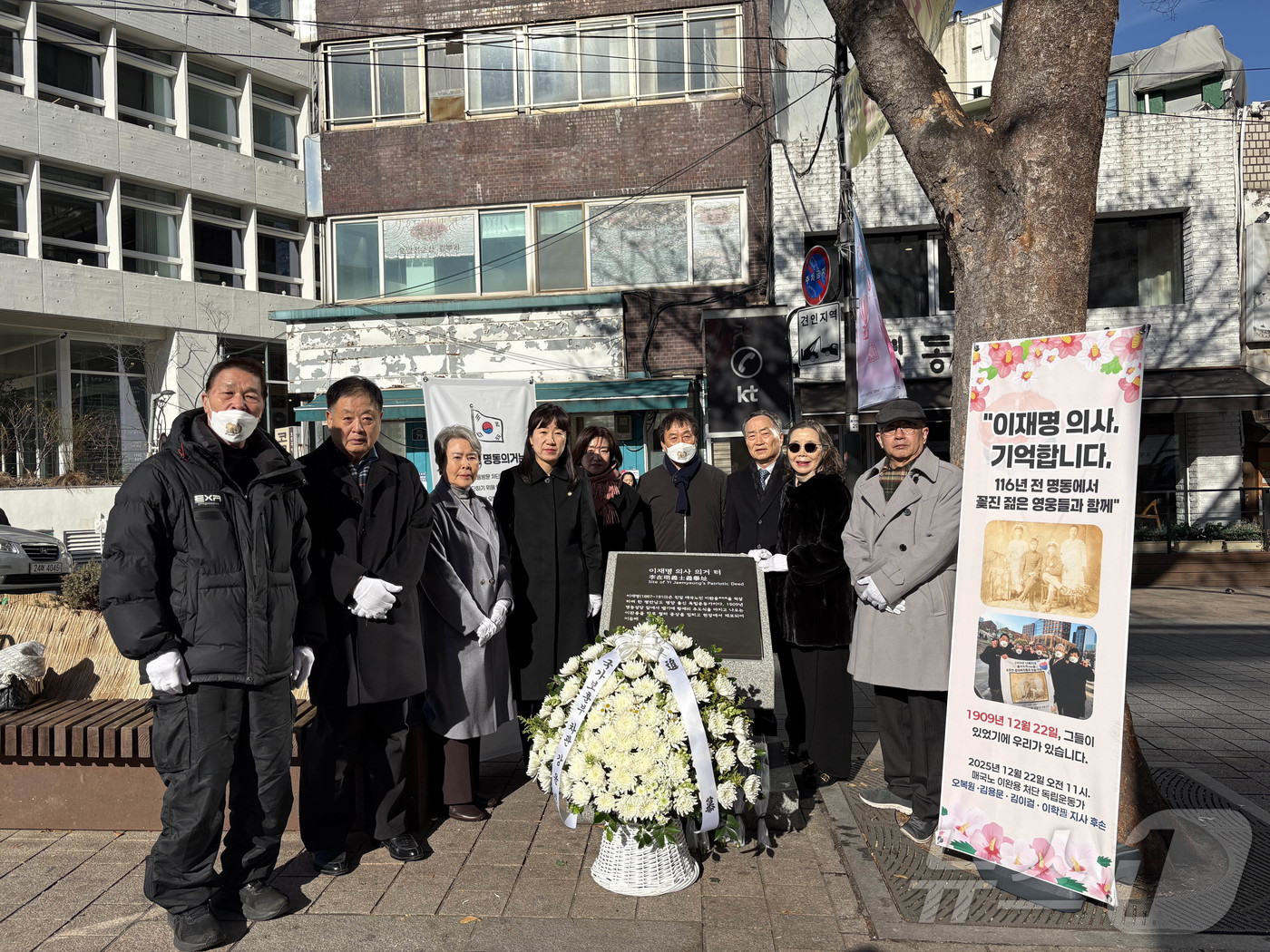 (서울=뉴스1) = 강윤진 국가보훈부 차관이 22일 오전 서울시 중구 이재명 의사 의거터에서 열린 이재명 의사 의거 116주년 추모식에 참석해 독립유공자 후손들과 기념촬영을 하고있 …