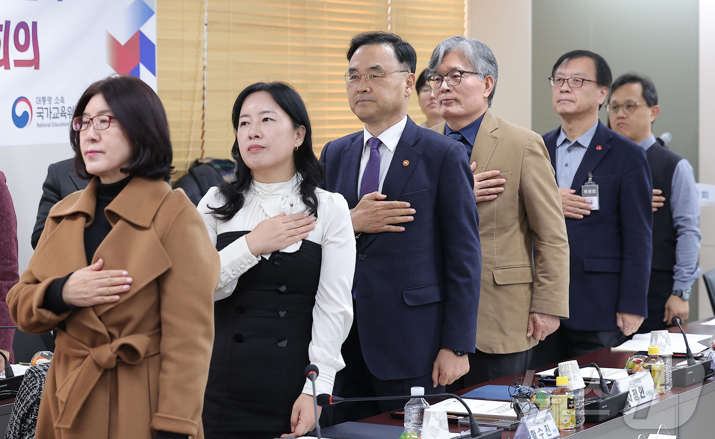 (서울=뉴스1) 김성진 기자 = 차정인 국가교육위원회 위원장이 22일 서울 종로구 정부서울청사에서 열린 민주시민교육 특별위원회 위촉식 및 제1차 회의에서 국기에 대한 경례를 하고 …