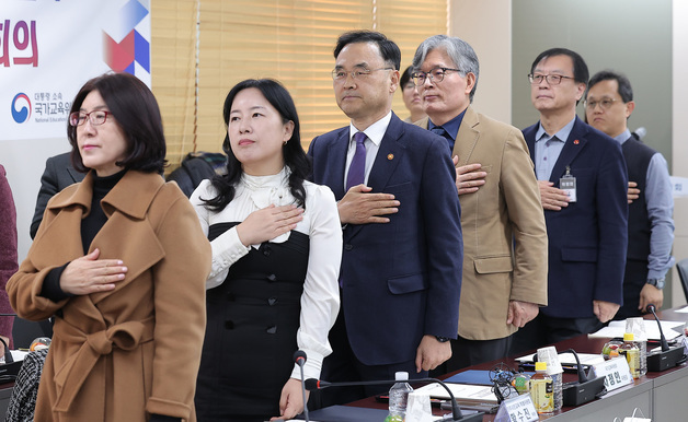 국기에 대한 경례하는 차정인 위원장