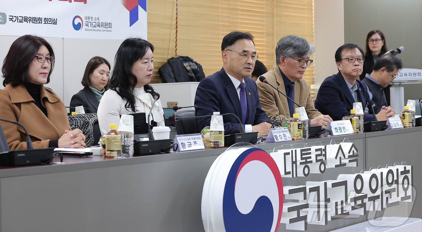 (서울=뉴스1) 김성진 기자 = 차정인 국가교육위원회 위원장이 22일 서울 종로구 정부서울청사에서 열린 민주시민교육 특별위원회 위촉식 및 제1차 회의에서 모두발언을 하고 있다. 2 …