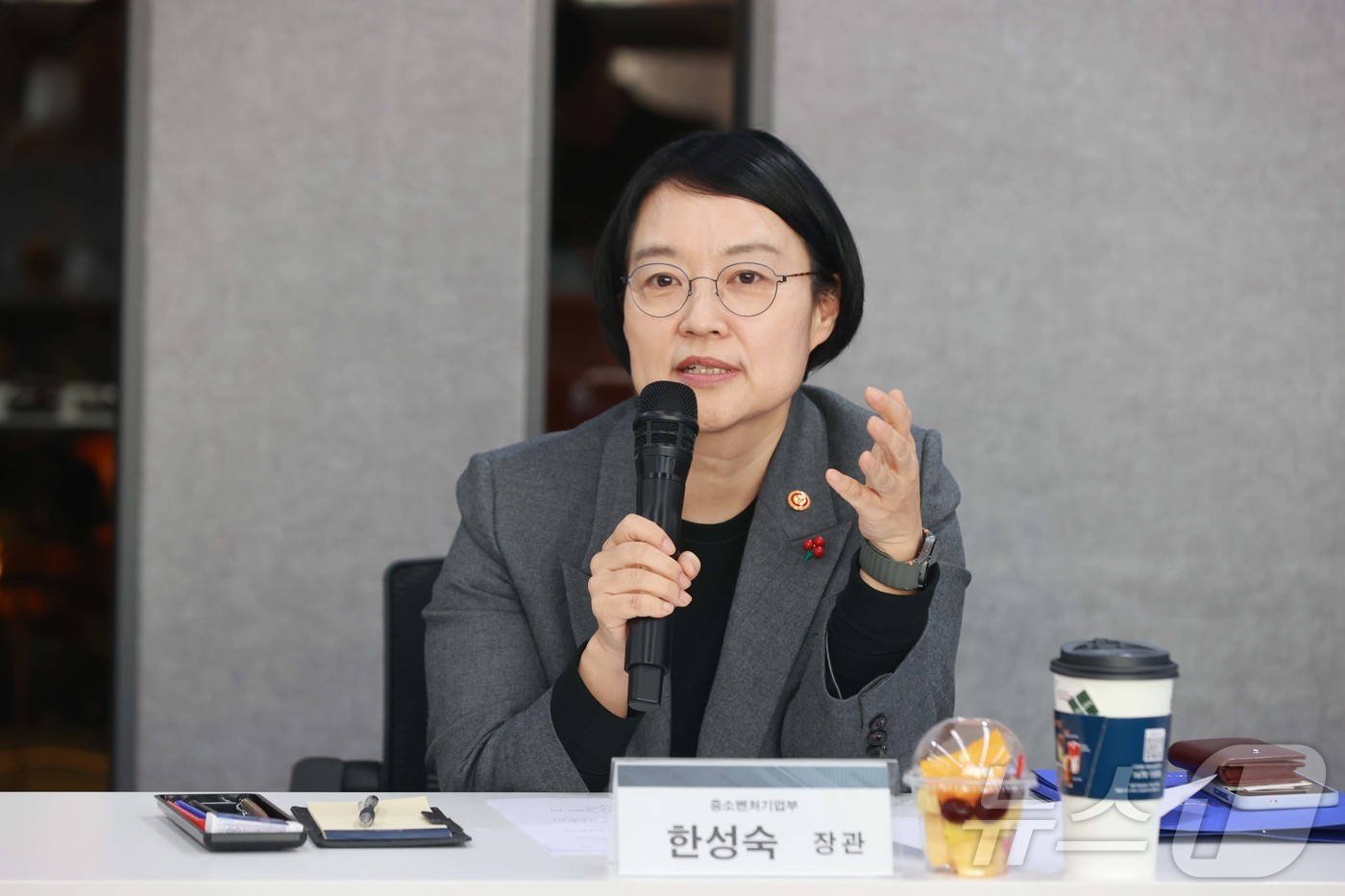 (서울=뉴스1) = 한성숙 중소벤처기업부 장관이 22일 서울 마포구 드림스퀘어에서 열린 '제5차 소상공인 성장 릴레이 간담회'에서 인사말을 하고 있다. (중소벤처기업부 제공. 재판 …