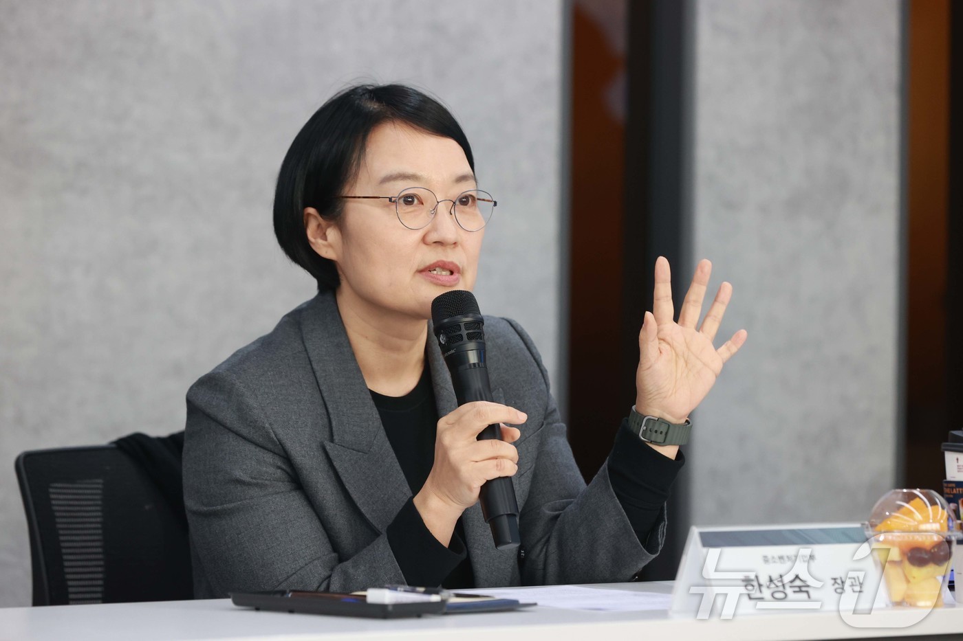 (서울=뉴스1) = 한성숙 중소벤처기업부 장관이 22일 서울 마포구 드림스퀘어에서 열린 '제5차 소상공인 성장 릴레이 간담회'에서 인사말을 하고 있다. (중소벤처기업부 제공. 재판 …