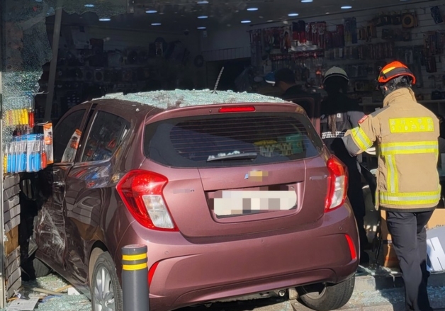 부천 사거리서 승용차 충돌 후 철물점 돌진…부상 1명