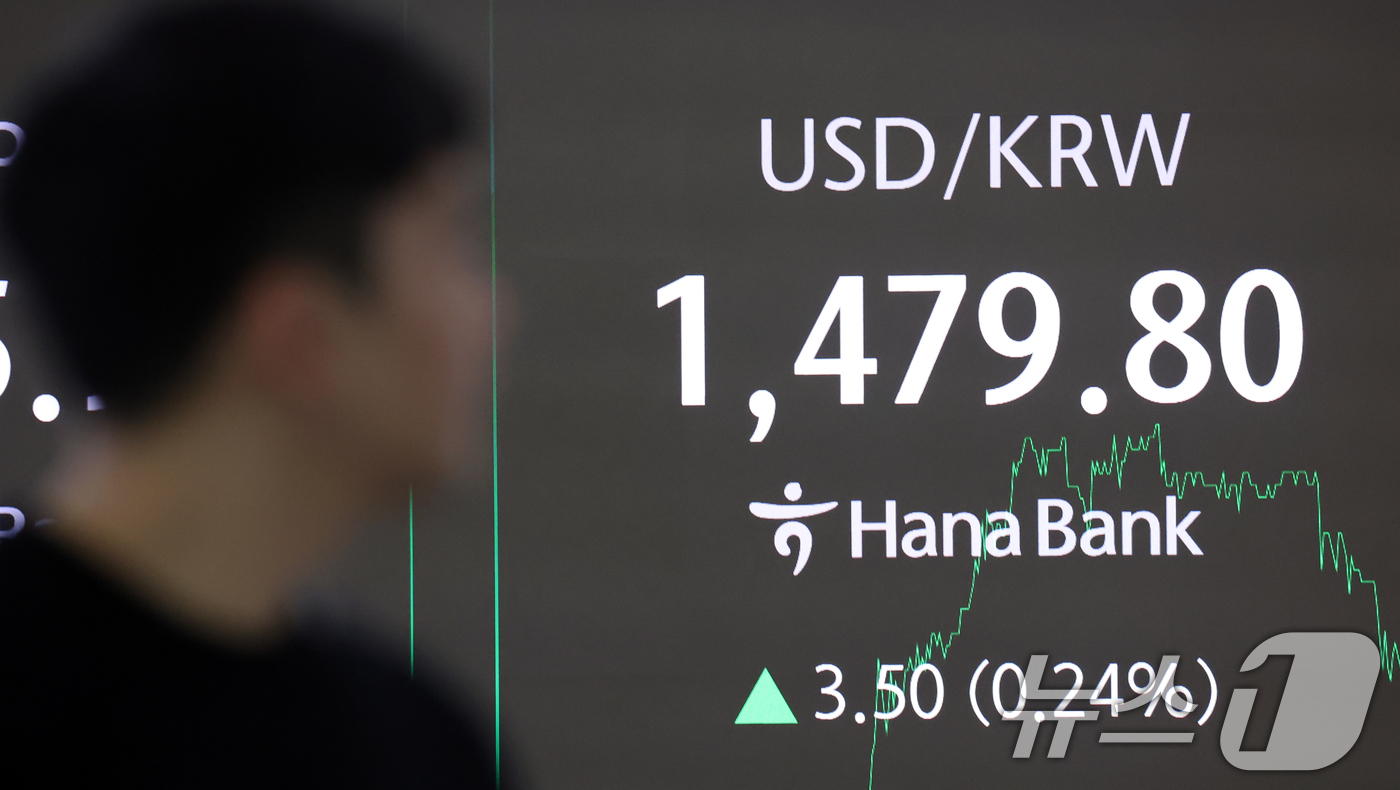 (서울=뉴스1) 김명섭 기자 = 22일 서울 중구 하나은행 딜링룸 전광판에 원달러 환율이 전거래일 대비 3.50원(0.24%) 상승한 1,479.80원을 나타내고 있다.올해 외환시 …