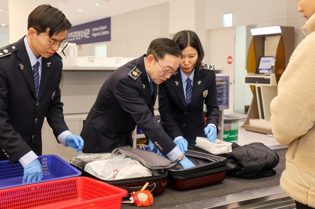 이명구 관세청장, 여행자 휴대품 검사…마약단속 현장 점검