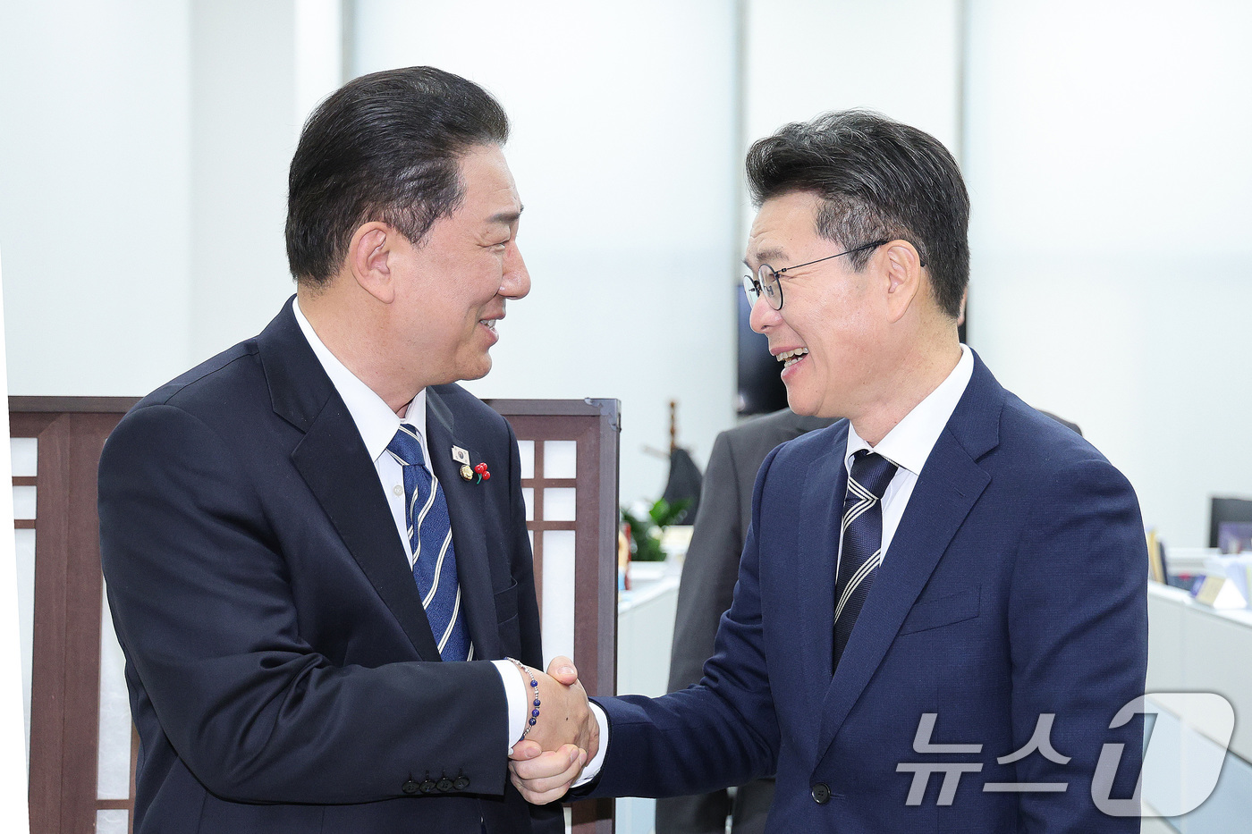 (서울=뉴스1) 신웅수 기자 = 정원오 성동구청장이 19일 서울 여의도 국회에서 김병기 더불어민주당 원내대표와 면담하고 있다. 2025.12.22/뉴스1